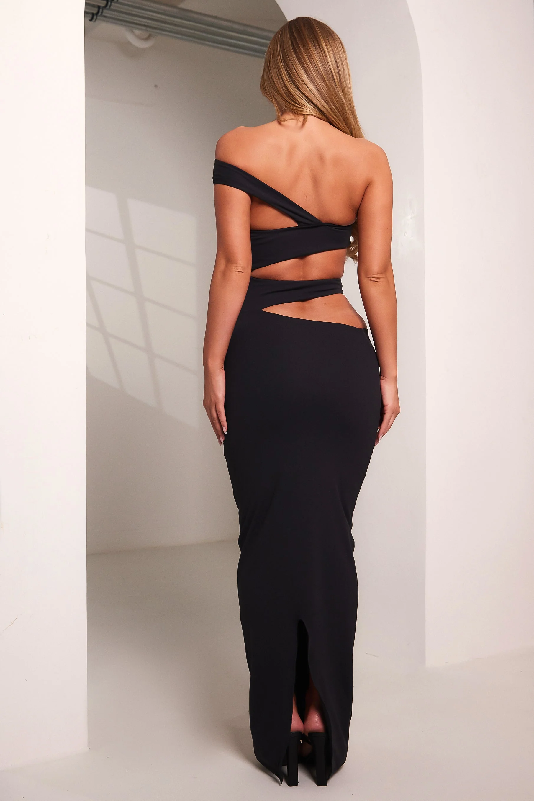 The Multi Strap Maxi in Black - Image 3