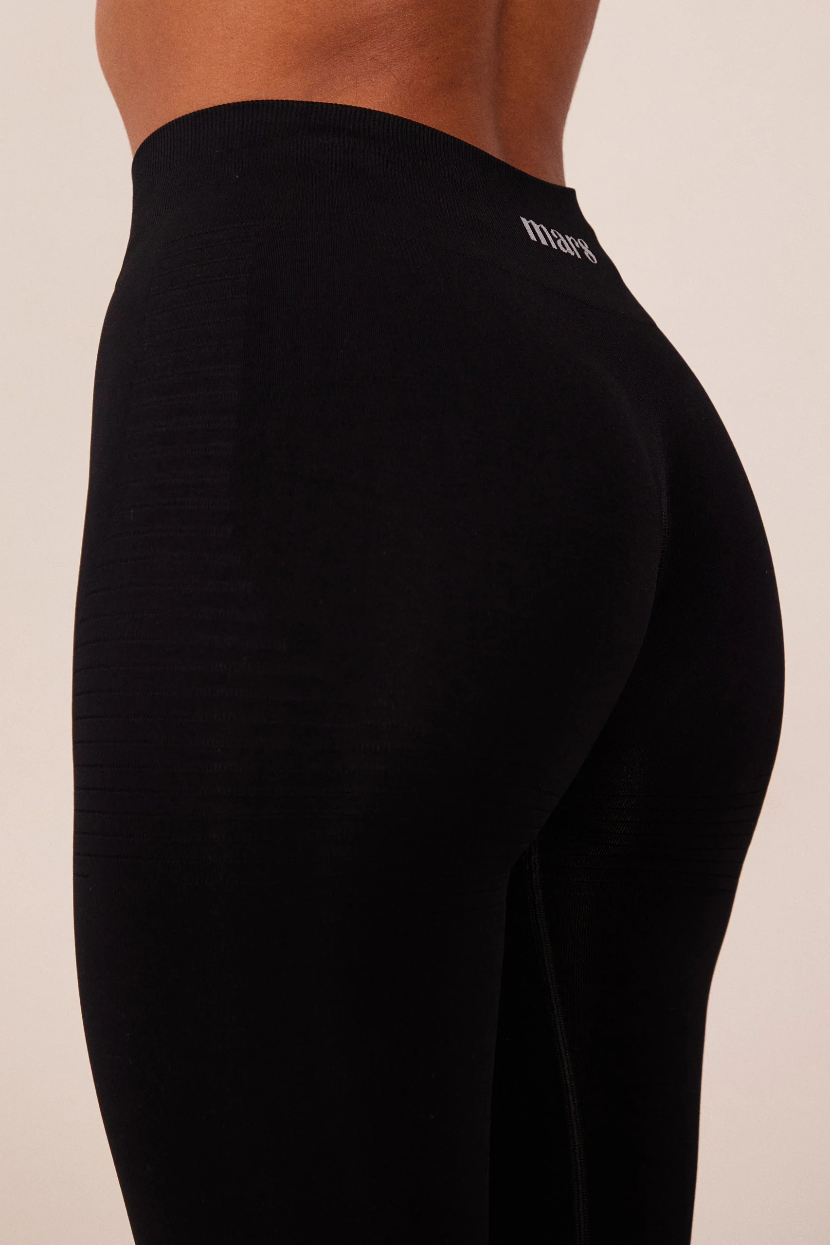 The Mars Seamless Leggings in Black - Image 6