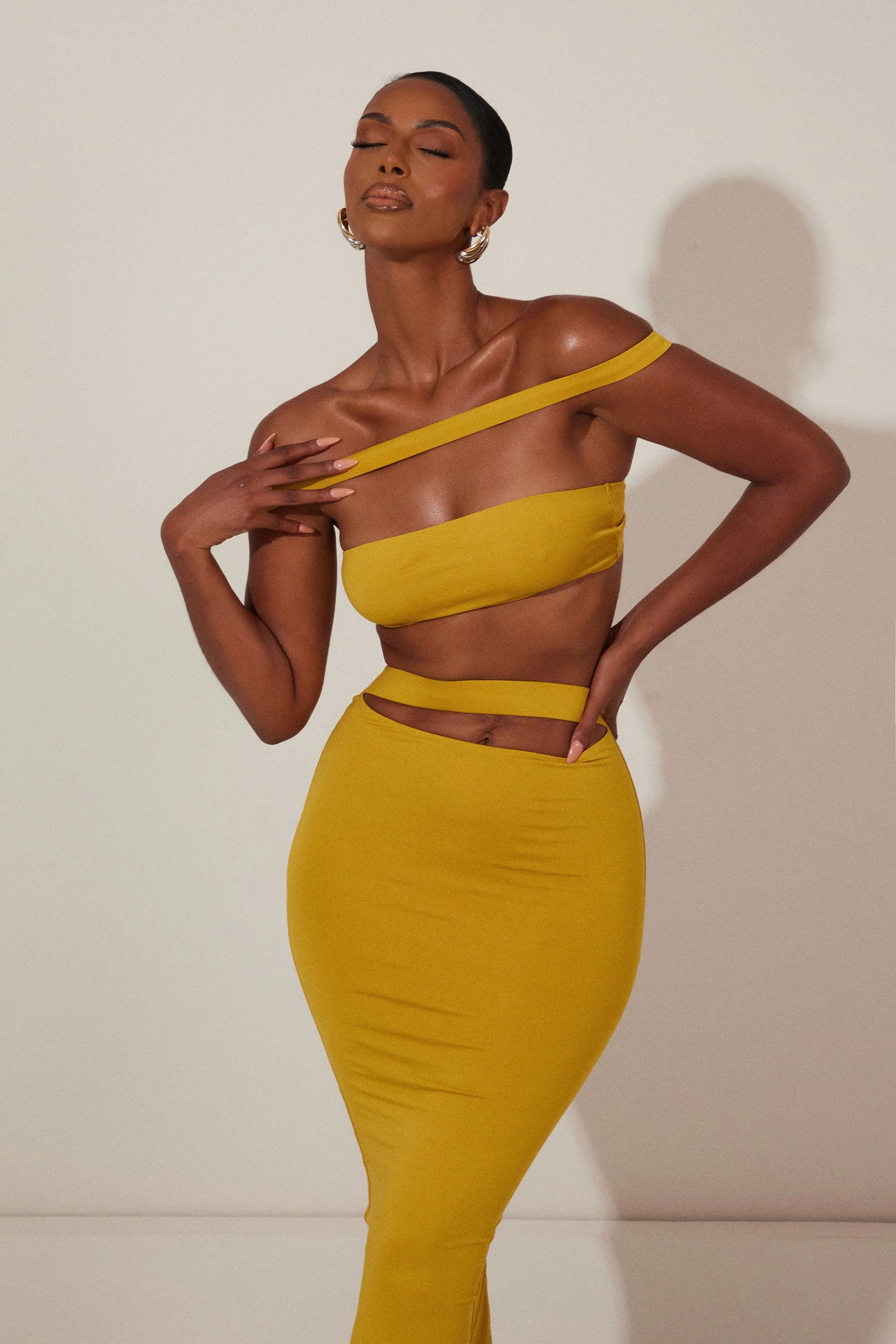 The Off Shoulder Midaxi Set in Mustard - Image 10