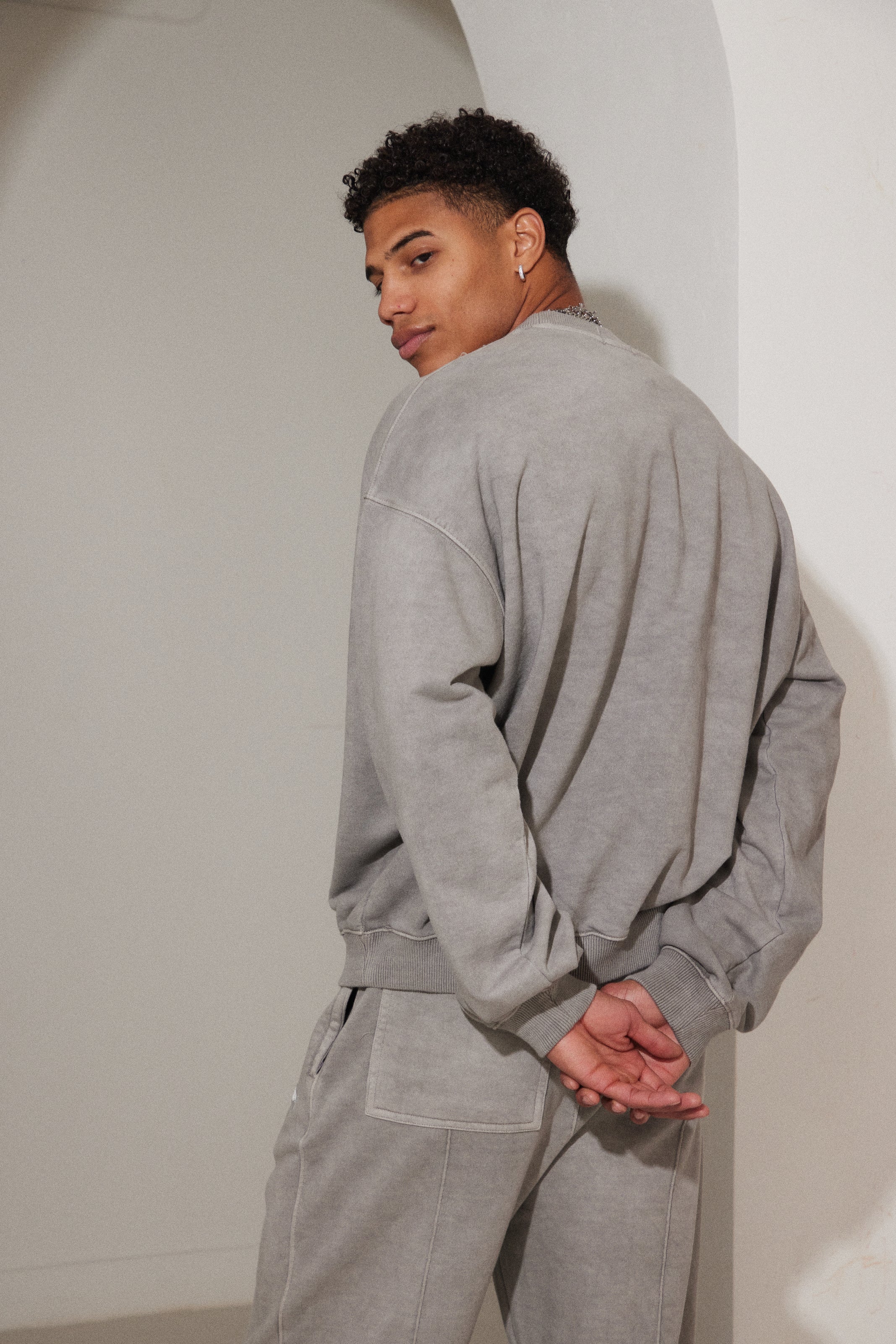 Unisex Sweatshirt in Grey Wash - Image 4